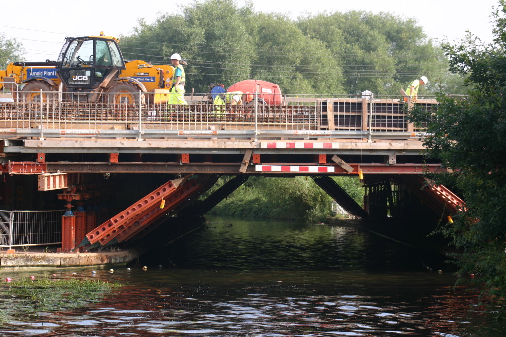 There's a regular flat motorway bridge hiding under that scaffolding